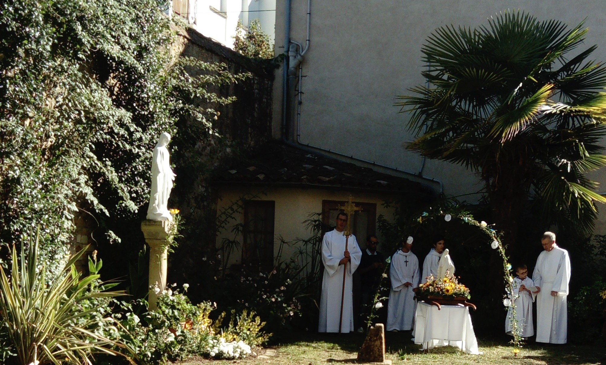 brancard sous arc fleuri.JPG