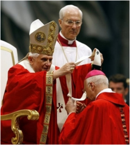 Page06-Benoit-XVI-Pallium.png