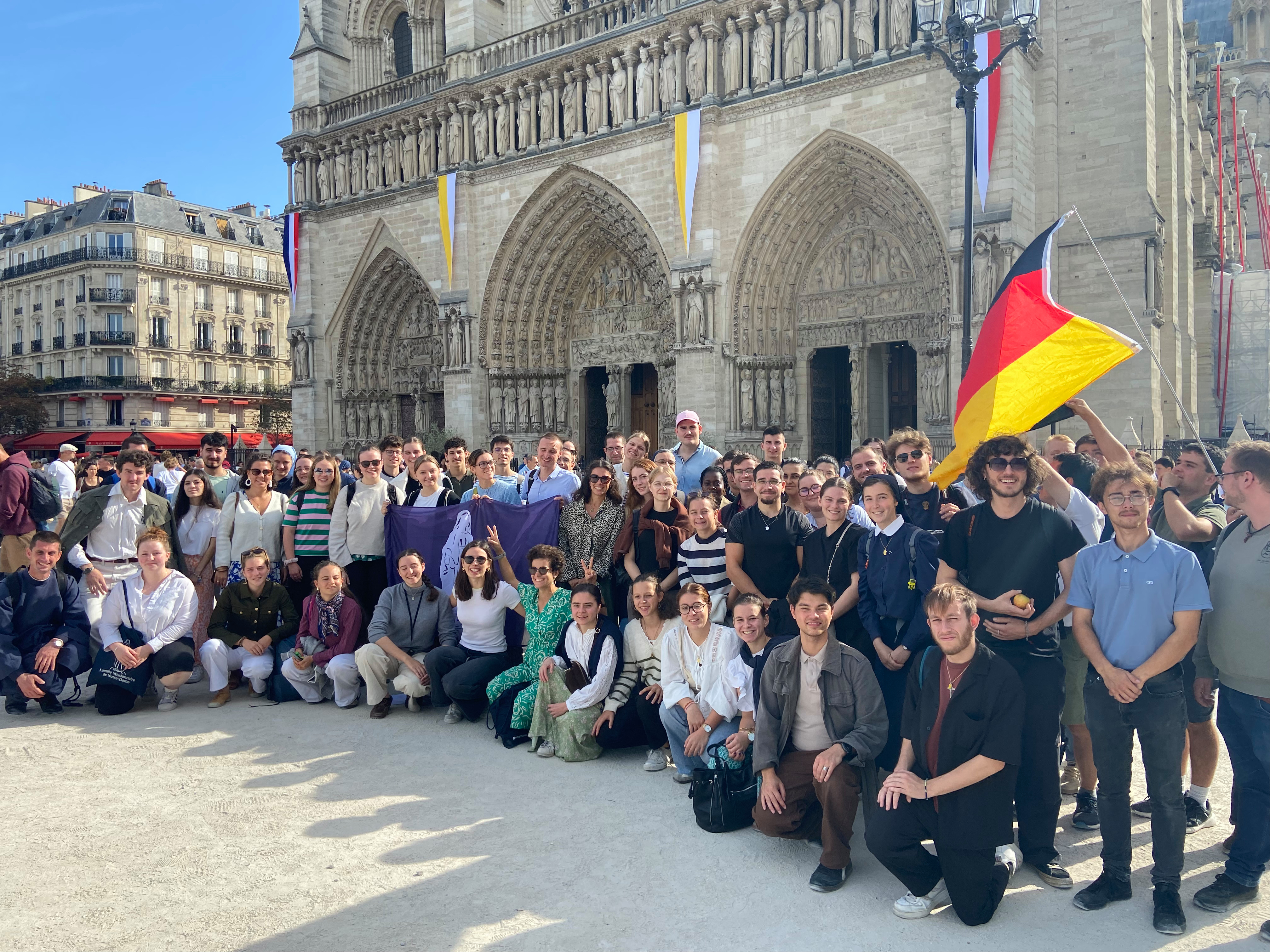 Page02 Groupe devant Notre Dame.jpg